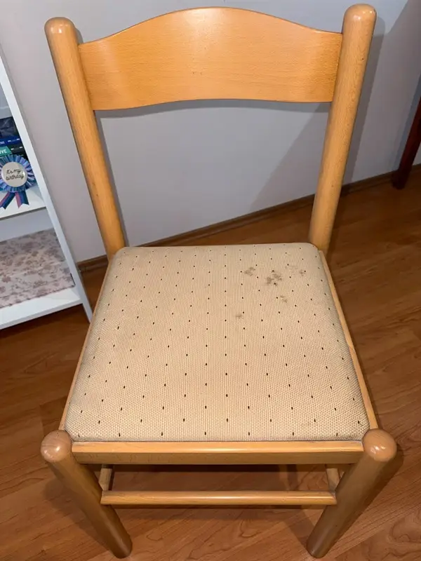 Ista stolica pre pranja — tamne fleke na sedištu